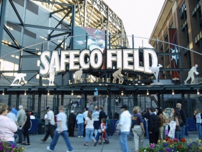 O estadio de béisbol chámase "Safeco Field", e esta é unha das entradas.